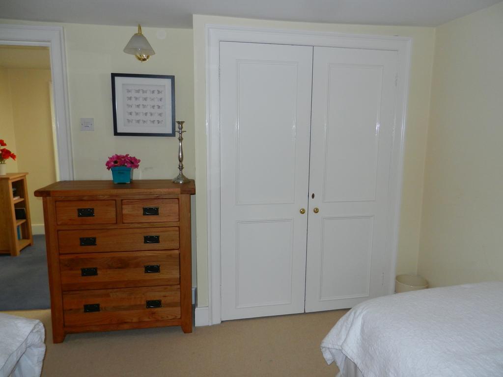 18 The Circus Apartment Bath Bilik gambar